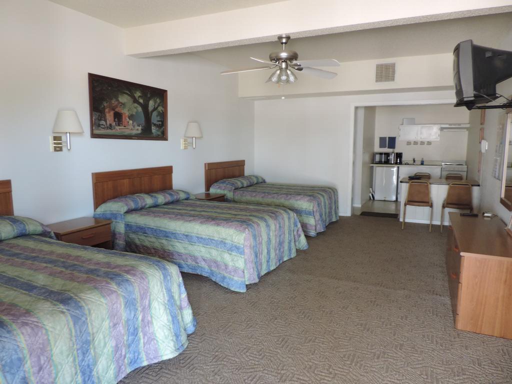 Hunters Lodge Motel Paducah Room photo